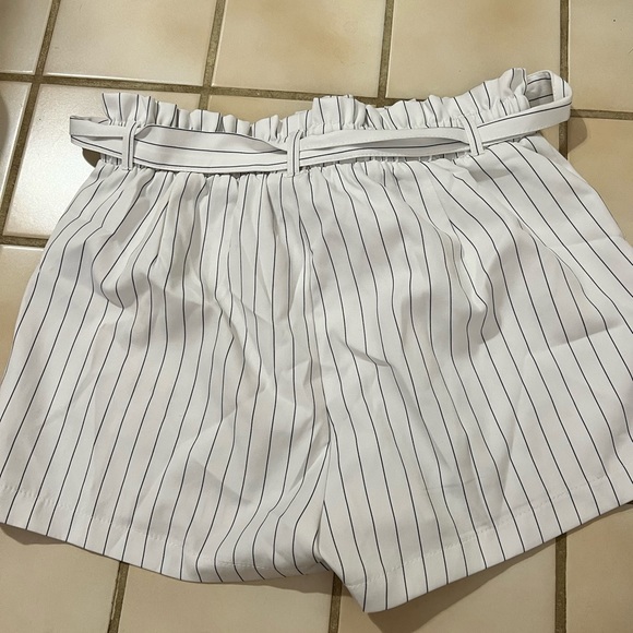 Black and white stripe tie shorts - Picture 2 of 5